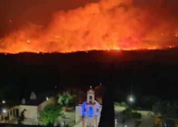 Ρόδος: Αποκλειστικά πλάνα – Εκτός ελέγχου η φωτιά