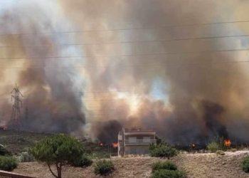 Σε εξέλιξη βρίσκονται μεγάλης έκτασης πυρκαγιές σε Κουβαρά, Κόρινθο, Ρόδο, καθώς και το Λαγονήσι καίγεται από άκρη σε άκρη