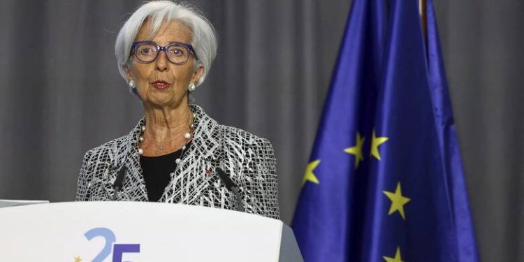 H EKT αύξησε ξανά τα επιτόκια του ευρώ