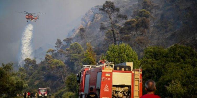 Πύρινη κόλαση σε Κάρυστο, Κέρκυρα, Αίγιο και Ρόδο – Πώς εξελίσσονται τα μέτωπα