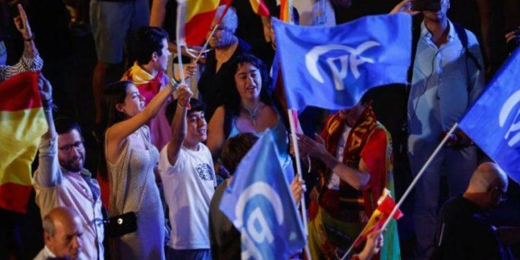 Ισπανικές εκλογές-θρίλερ: Αγκαλιά με τη νίκη η Δεξιά, αλλά όχι με την εξουσία – Άντεξε ο Σάντσεθ