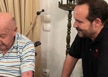 Κώστας Μακεδόνας: Επισκέφθηκε τον Μίμη Πλέσσα – Οι φωτογραφίες από το σπίτι του συνθέτη