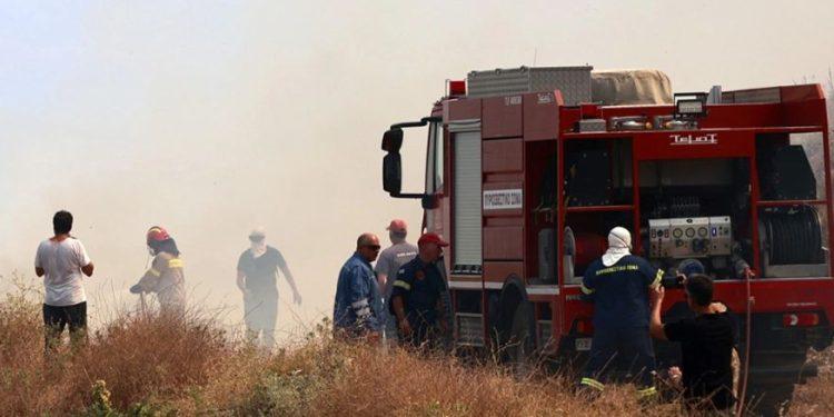 Μεγάλη αναζωπύρωση στο Πλατανιστό στην Κάρυστο – Μάχη με τις φλόγες σε Ρόδο και Κέρκυρα