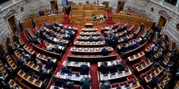 Μέτρα στήριξης: Στη Βουλή η πρώτη κυβερνητική παρέμβαση