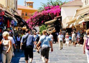 Τουρισμός: Τι πραγματικά συμβαίνει με τη φετινή σεζόν – Οι αφίξεις και τα έσοδα