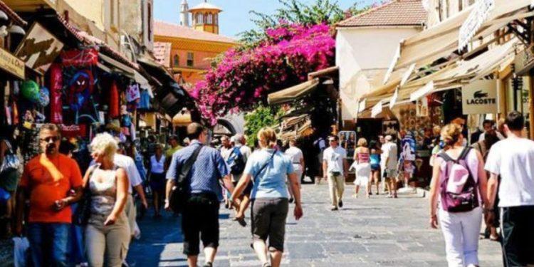 Τουρισμός: Τι πραγματικά συμβαίνει με τη φετινή σεζόν – Οι αφίξεις και τα έσοδα