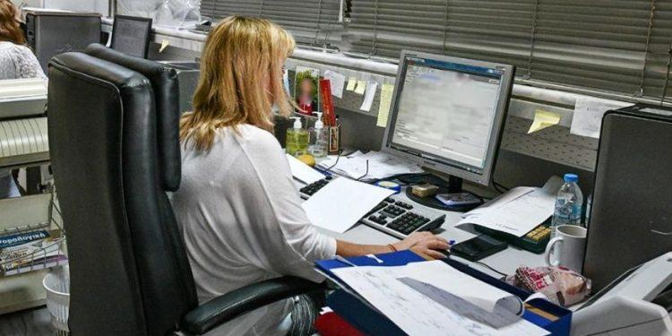 Πόσο θα αυξηθούν οι μισθοί δημοσίων υπαλλήλων και συνταξιούχων – Τριπλό όφελος, δείτε τα ποσά και παραδείγματα