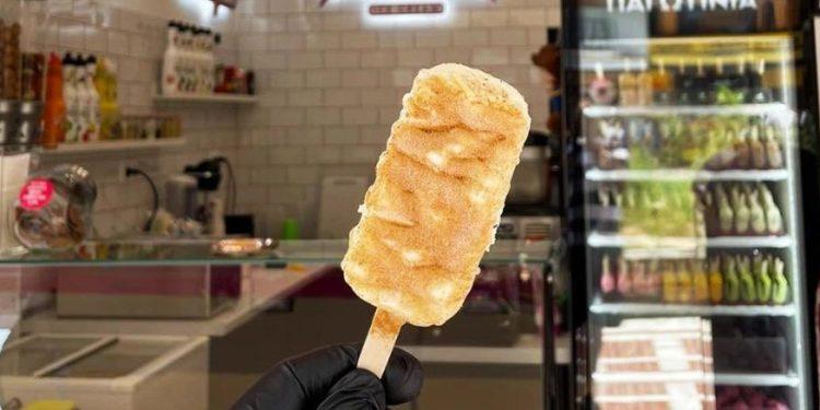 Θεσσαλονίκη: Η μπουγάτσα έγινε κατά λάθος… παγωτό ξυλάκι και κάνει θραύση στους τουρίστες