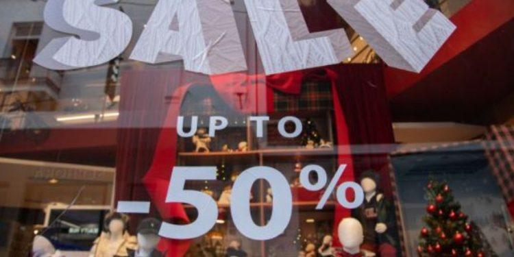 Εκπτώσεις: Ξεκινούν σήμερα – Τι πρέπει να προσέξουν οι καταναλωτές