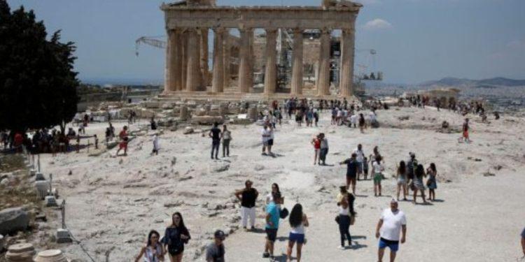 Ακρόπολη: Απειλή η πολυκοσμία – Πρωτοφανείς ουρές τουριστών, προς λήψη μέτρων