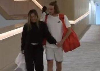 Τσιτσιπάς – Μπαντόσα: Το ζευγάρι περπατά πιασμένο χέρι-χέρι στους διαδρόμους του Wimbledon – Δείτε βίντεο