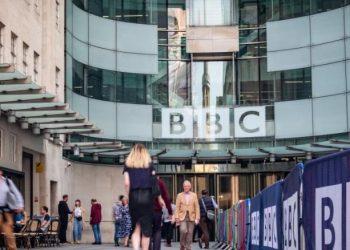BBC: Θρίλερ η υπόθεση του παρουσιαστή του BBC που πλήρωσε ανήλικο για γυμνές φωτογραφίες