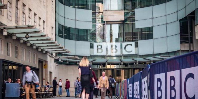 BBC: Θρίλερ η υπόθεση του παρουσιαστή του BBC που πλήρωσε ανήλικο για γυμνές φωτογραφίες