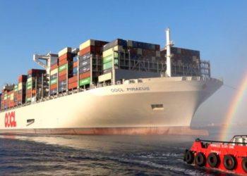 Ναυτιλία: «Εκρυψε» το λιμάνι του Πειραιά το γιγάντιο containership «OOCL Piraeus» [εικόνες]