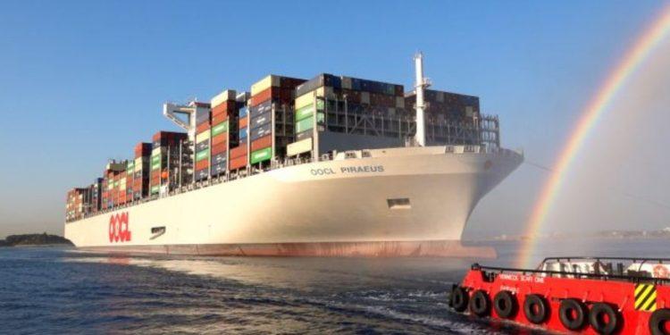 Ναυτιλία: «Εκρυψε» το λιμάνι του Πειραιά το γιγάντιο containership «OOCL Piraeus» [εικόνες]