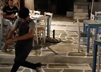 Πάρος: Viral το ζεϊμπέκικο του σερβιτόρου σε ταβέρνα του νησιού – Βίντεο