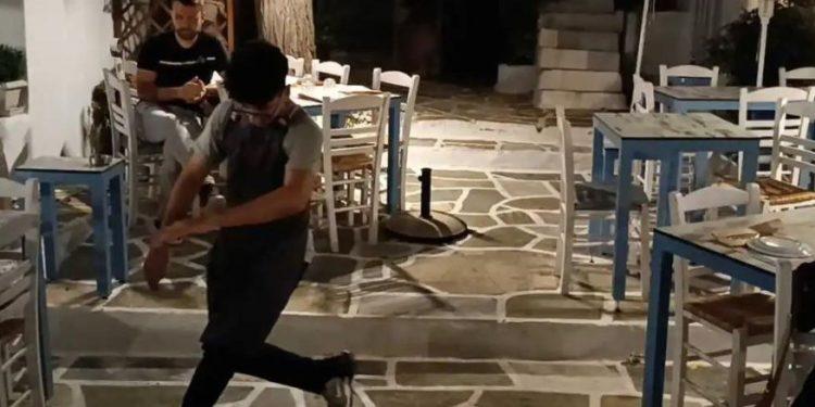 Πάρος: Viral το ζεϊμπέκικο του σερβιτόρου σε ταβέρνα του νησιού – Βίντεο