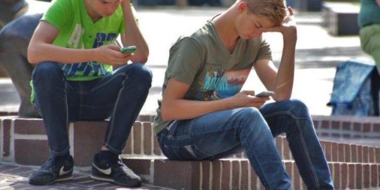 ΕΕ: Το 96% των νέων χρησιμοποιεί το Διαδίκτυο σε καθημερινή βάση