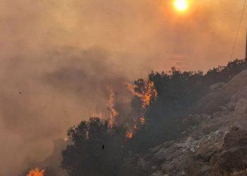 Προς Μαγούλα το πύρινο μέτωπο στα Δερβενοχώρια – Πώς εξελίσσονται οι φωτιές σε Αν. Αττική και Λουτράκι