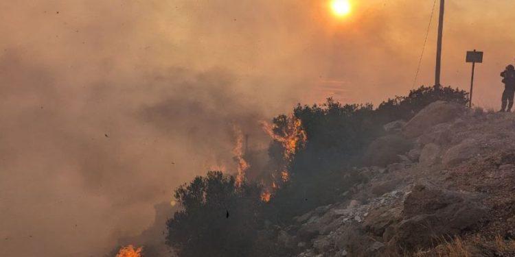 Προς Μαγούλα το πύρινο μέτωπο στα Δερβενοχώρια – Πώς εξελίσσονται οι φωτιές σε Αν. Αττική και Λουτράκι