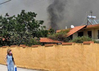 Φωτιά – Λουτράκι: 1 χλμ. πάνω από την εθνική η φωτιά – Διάσπαρτα «καντηλάκια» στη Σαρωνίδα