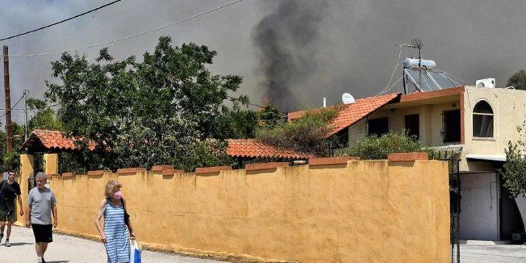 Φωτιά – Λουτράκι: 1 χλμ. πάνω από την εθνική η φωτιά – Διάσπαρτα «καντηλάκια» στη Σαρωνίδα