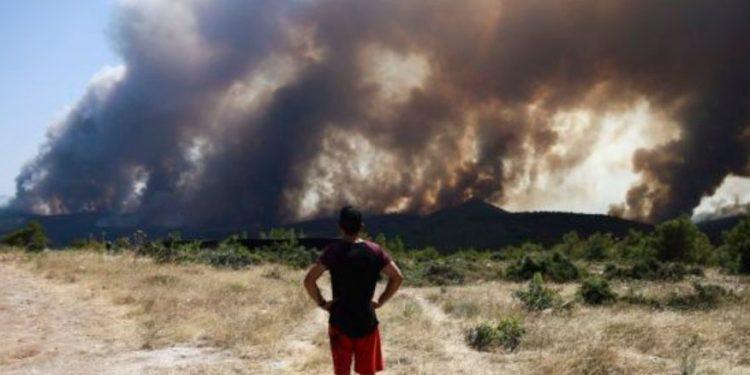Συνεχίζεται ο εφιάλτης σε Δυτική Αττική και Λουτράκι – Πώς εξελίσσονται τα πύρινα μέτωπα