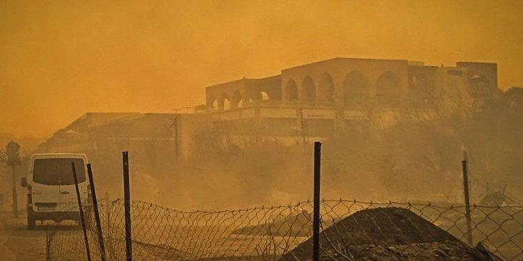 Ρόδος: Ανεξέλεγκτη σε τρία μέτωπα η πυρκαγιά στη Ρόδο – Μεγάλη αναζωπύρωση στο χωριό Ασκληπιείο