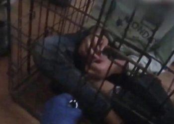 ΗΠΑ: Συγκλονίζει βίντεο που δείχνει αστυνομικούς να διασώζουν κακοποιημένα παιδιά μέσα από κλουβιά