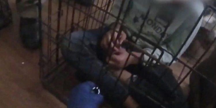 ΗΠΑ: Συγκλονίζει βίντεο που δείχνει αστυνομικούς να διασώζουν κακοποιημένα παιδιά μέσα από κλουβιά