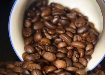Καφές: Δεν είναι μόνο η καφεΐνη που μας «ξυπνά» με τον καφέ