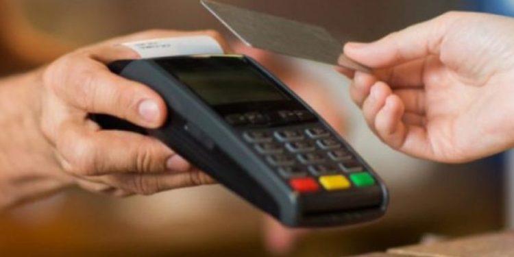 Με προπληρωμένες κάρτες και τα επιδόματα ανεργίας