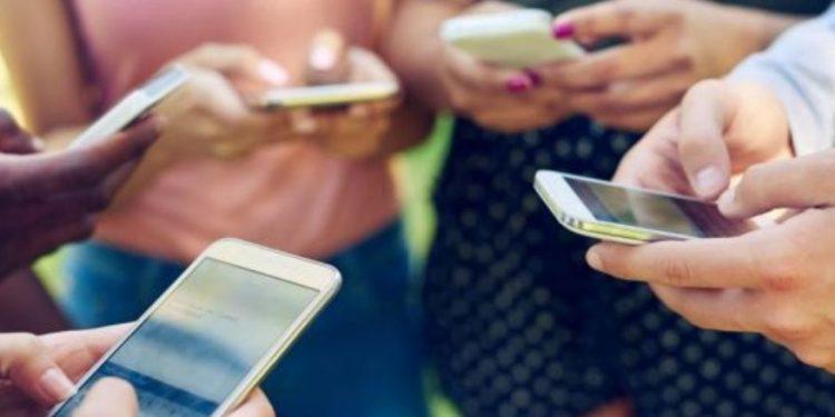 UNESCO: Ζητάει την απαγόρευση των smartphones από τα σχολεία