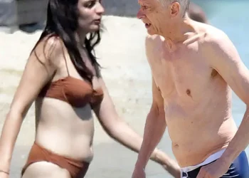 Ο θρύλος της Πρέμιερ Λιγκ και της Άρσεναλ, Αρσέν Βενγκέρ, εθεάθη στην παραλία της Μυκόνου