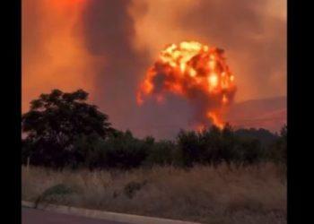 Νέα Αγχίαλος: Η φωτιά έφτασε σε αποθήκη πυρομαχικών