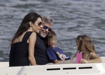 George και Amal Clooney: Βαρκάδα στη Λίμνη Κόμο για το ερωτευμένο ζευγάρι και τα δίδυμά του