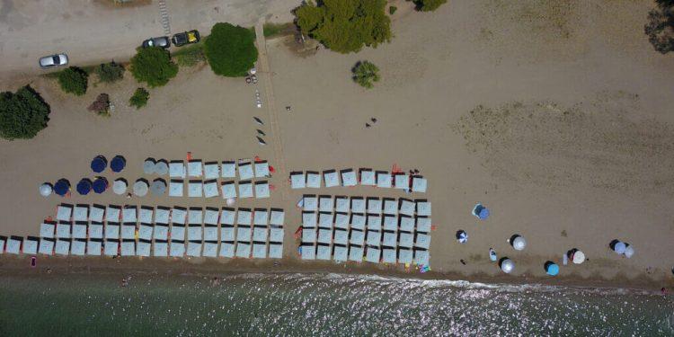 Κίνημα της πετσέτας: Ξεκινούν σαρωτικοί έλεγχοι για τις αυθαιρεσίες στις παραλίες: Δεν θα χαριστούμε σε κανέναν διαμηνύει ο Χατζηδάκης