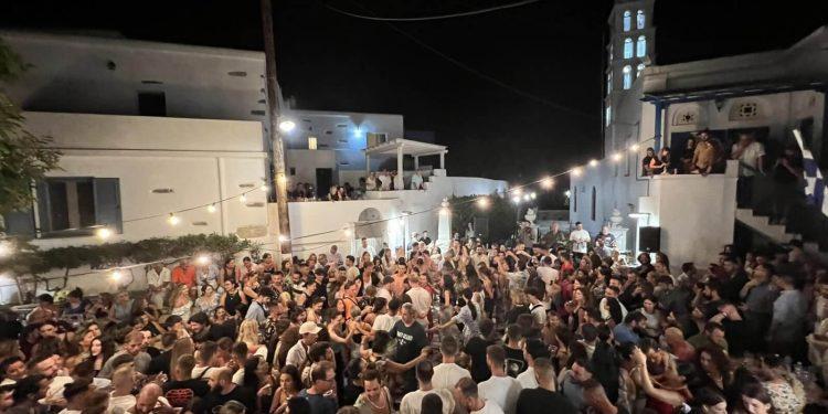 Τήνος: Όλη η Στενή μια καλόκεφη παρέα στο καλοκαιρινό πανηγύρι του χωριού