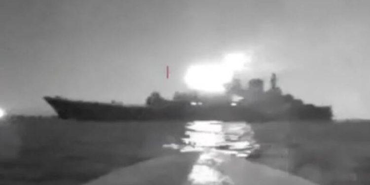 Ουκρανική επίθεση με θαλάσσιο drone σε ρωσικό δεξαμενόπλοιο στη γέφυρα Ρωσίας-Κριμαίας