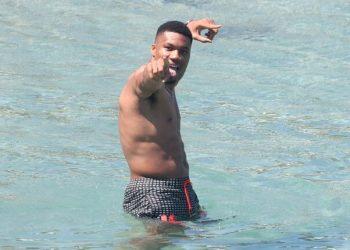 Στη Μύκονο ο Γιάννης Αντετοκούνμπο – Οι χαλαρές στιγμές στην παραλία με τα αδέρφια και τους φίλους του