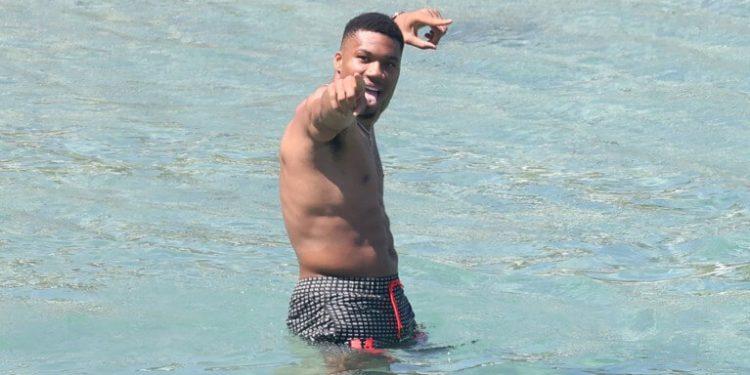 Στη Μύκονο ο Γιάννης Αντετοκούνμπο – Οι χαλαρές στιγμές στην παραλία με τα αδέρφια και τους φίλους του