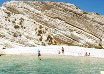 Λειψοί: Ένα νησί χωρίς ξαπλώστρες – «Πάντα καταστρατηγείται το δικαίωμα που παραχωρείς σε επιχειρηματίες»