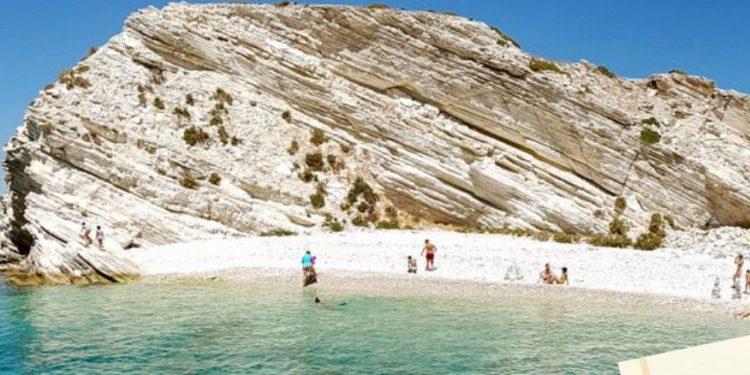 Λειψοί: Ένα νησί χωρίς ξαπλώστρες – «Πάντα καταστρατηγείται το δικαίωμα που παραχωρείς σε επιχειρηματίες»