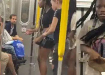 Νέα Υόρκη: Έφηβες επιτέθηκαν σε οικογένεια Ασιατών στο μετρό – Το viral βίντεο που προκάλεσε οργή