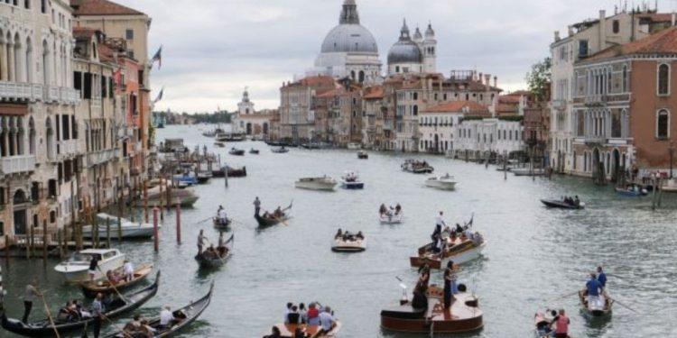 Οι Ιταλοί αγωνίζονται ενάντια στον μαζικό τουρισμό