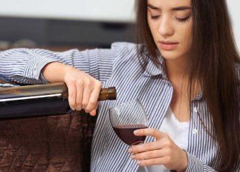 Θέλετε να φαίνεστε νεότεροι; «Κόψτε» αυτή τη διαδεδομένη συνήθεια