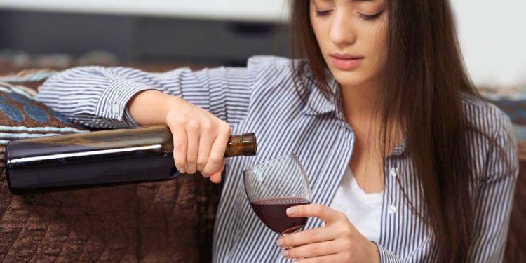 Θέλετε να φαίνεστε νεότεροι; «Κόψτε» αυτή τη διαδεδομένη συνήθεια