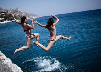 Έρχεται ζεστό Σαββατοκύριακο. Επιβεβαιώνονται οι μετεωρολόγοι, νέα πρόγνωση