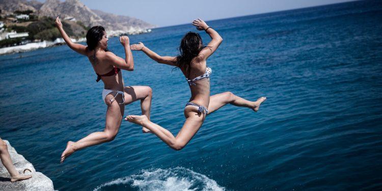 Έρχεται ζεστό Σαββατοκύριακο. Επιβεβαιώνονται οι μετεωρολόγοι, νέα πρόγνωση