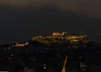 Η Ακρόπολη στους καπνούς με φόντο την φλεγόμενη Πάρνηθα